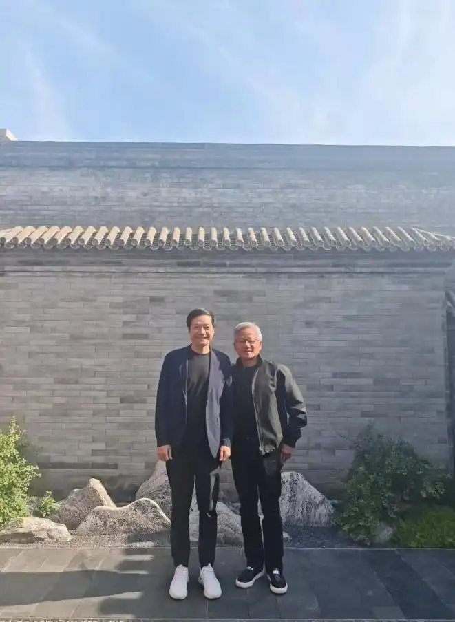 AI快讯：黄仁勋与雷军合影，知情人士透露属非公开行程